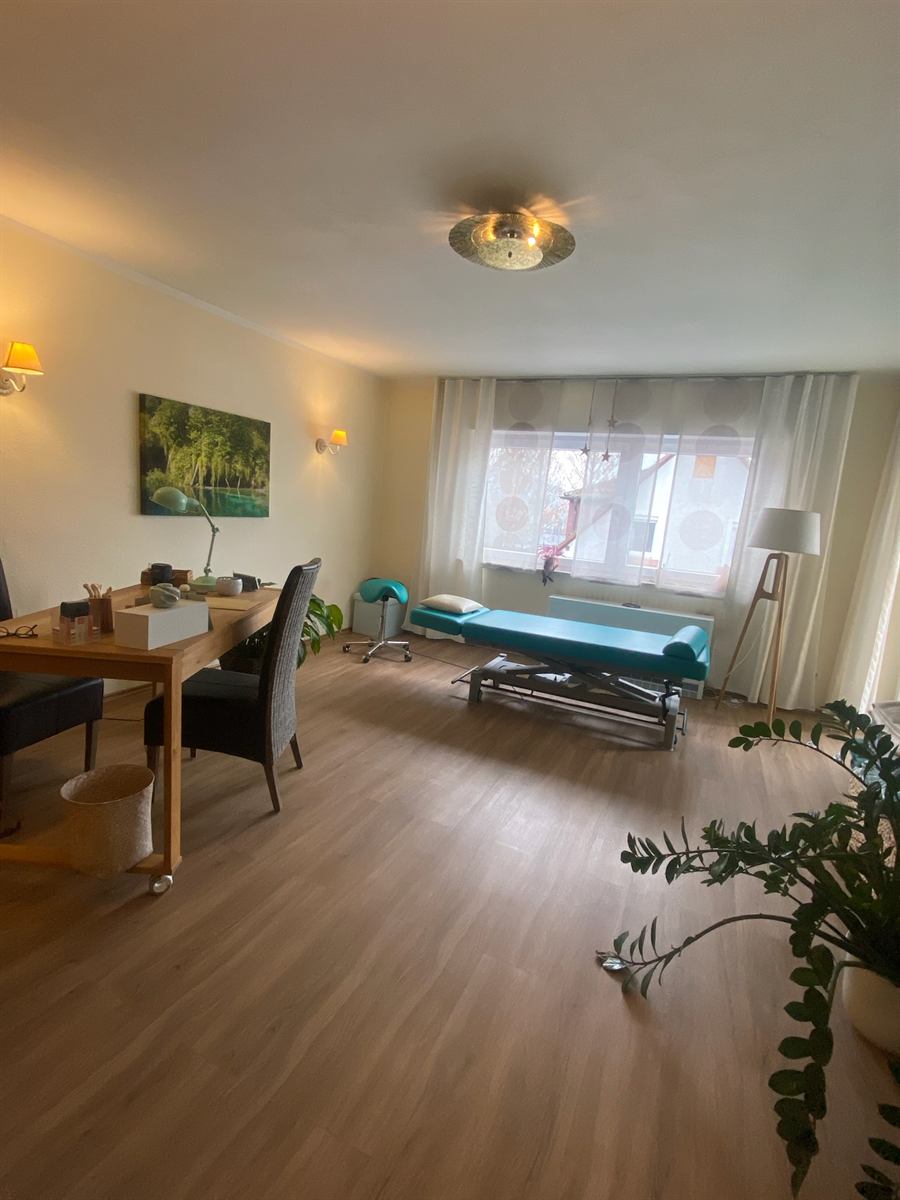 Behandlungsraum mit Therapieliege in der Physiotherapie-Praxis Seifner in Weinheim