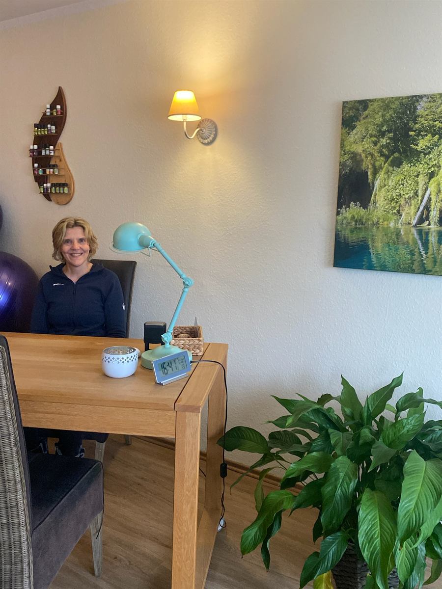 Christine Seifner am Beratungstisch in ihrer Praxis